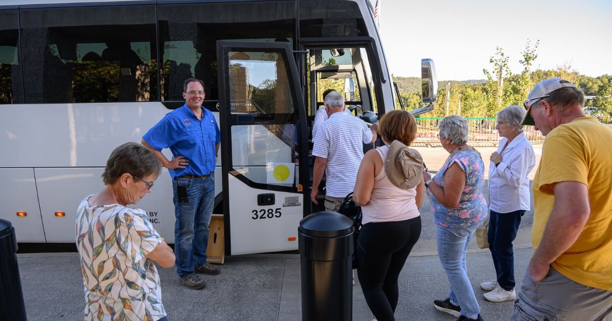 blog image landscape 1200 x 630 (1) Mount Rushmore Tours bus with passengers getting ready to depart for Mount Rushmore